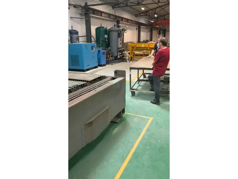 A gázellátó rendszer üzembe helyezése befejeződött! Házon belüli légkompresszor és nitrogéngenerátor RayTools lézervágó fejjel párosítva – javítja a horganyzott lemez vágási minőségét